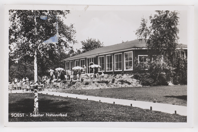 18143 Gezicht op het café met terras bij het Soester Natuurbad (Van Weerden Poelmanweg) te Soestduinen (gemeente Soest).